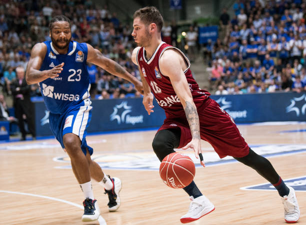 绩和商业运 绩和商业运